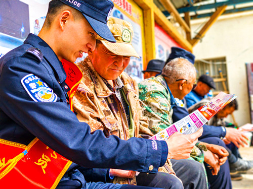 图为民警开展法律法规宣传 (1).jpg