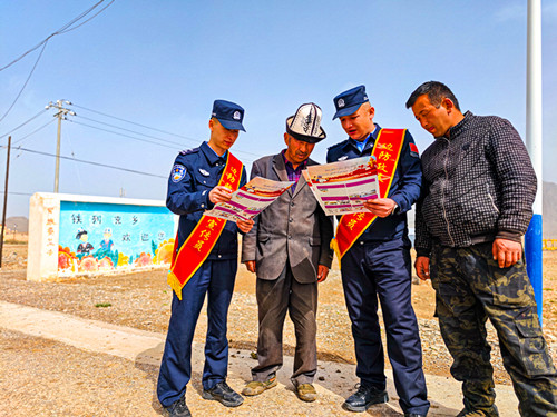 图为民警开展法律法规宣传 (2).jpg