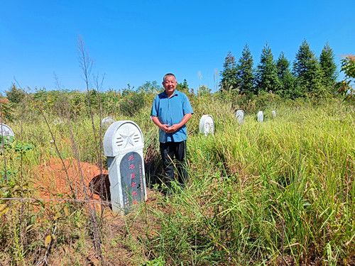1760009095285249.jpg 2025年10月7日到湖南省邵东市灵官殿镇衡宝战役公田村长丰岭烈士墓陵园24人_副本.jpg