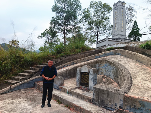 1762680994157204.jpg 2025年10月29日 广西壮族自治区梧州市岑溪市水汶镇西岸坡顶上汶革命烈士纪念碑_副本.jpg