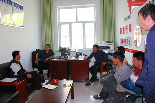 1763361394170707.jpg 图为:组织双方当事人进行调解_副本.jpg