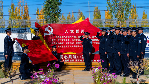 1763363079169929.jpg 图为派出所民警重温入党誓词01_副本.jpg