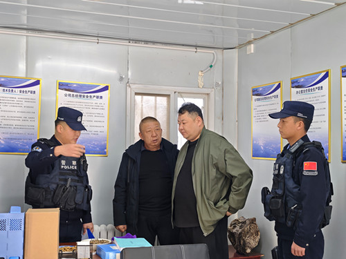 图为-民警对安全生产责任进行强调.jpg