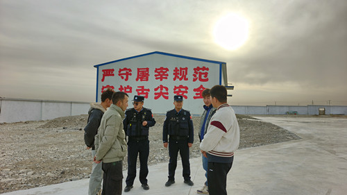 图为民警对屠宰场工人普法宣传.jpg