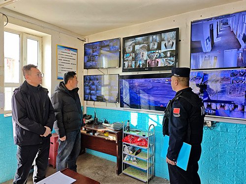 1772454258100679.jpg 民警检查视频监控运行情况_副本.jpg