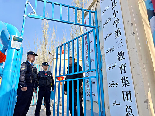 1772454241182911.jpg 民警检查门禁安防措施_副本.jpg