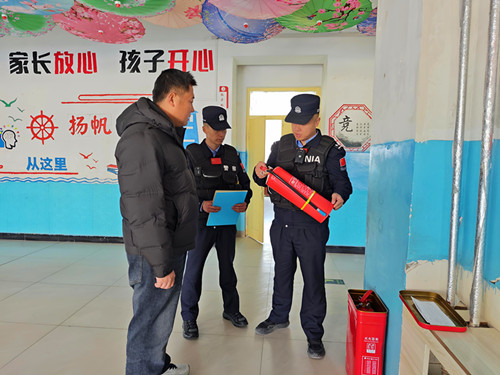 1772454284177887.jpg 民警检查消防设施1_副本.jpg