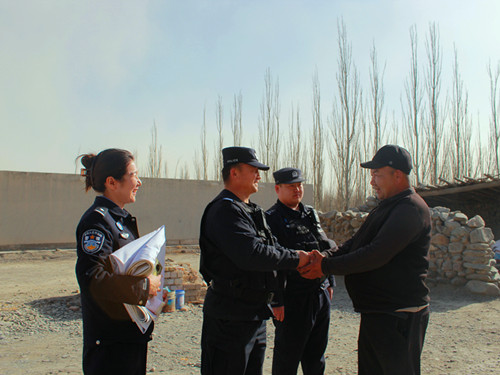 1772458401177876.jpg 图为户籍民警与家人握手.jpg