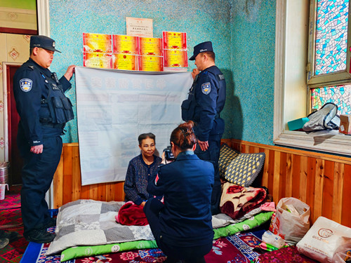 1772458422181147.jpg 图为户籍民警正在为老人拍照.jpg