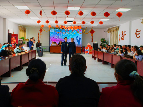 图为民警在活动中表演节目.jpg