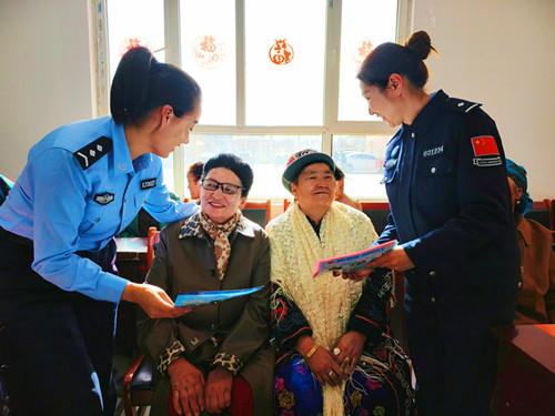 图为民警讲解妇女权益保护法2.jpg