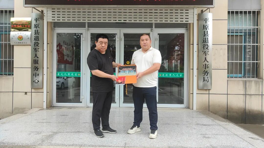 张凯（右）到山东平原县核对烈士信息。受访者供图