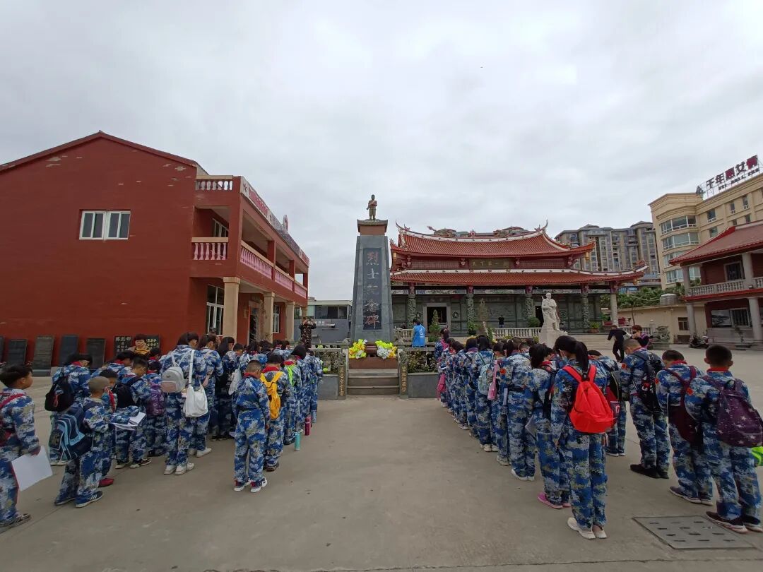 学生瞻仰解放军庙烈士纪念碑。受访者供图